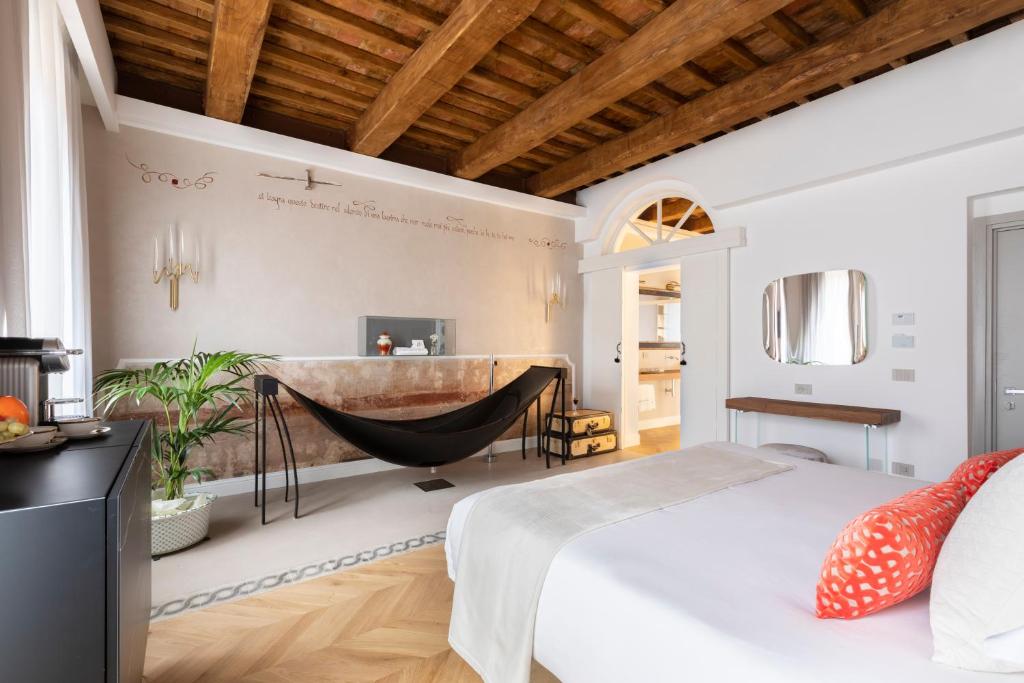 a bedroom with a tub and a bed and a bath room at Poēsis Experience Hotel in Rome