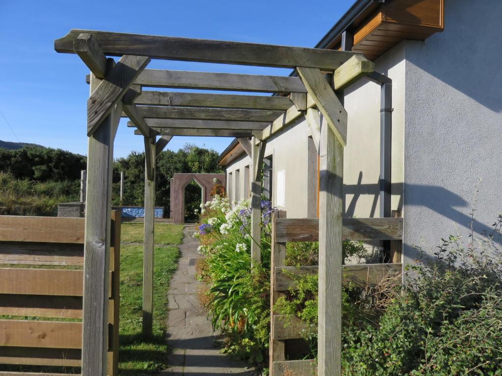 Zahrada ubytování House with sea views close to Beach with WiFi and large kitchen and dining