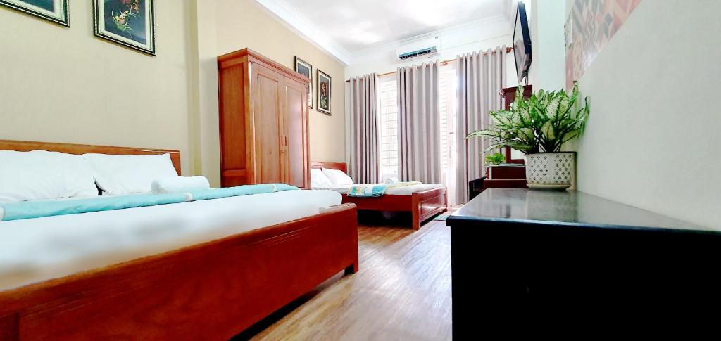 ein Schlafzimmer mit einem Bett und ein Wohnzimmer in der Unterkunft Forget Me Not Hotel in Nha Trang