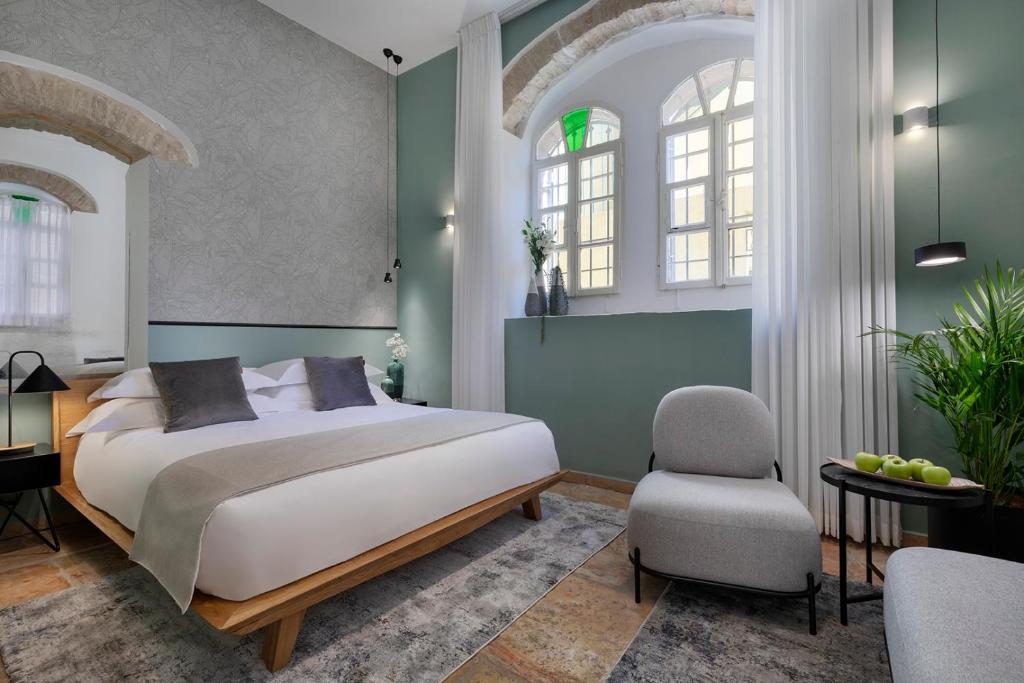 Postel nebo postele na pokoji v ubytování Villa Albi - Machne Yehuda Hotel