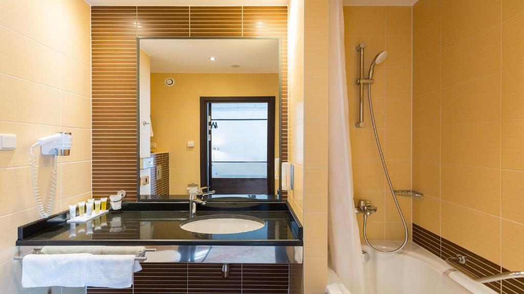 Łazienka w obiekcie Qubus Hotel Kraków
