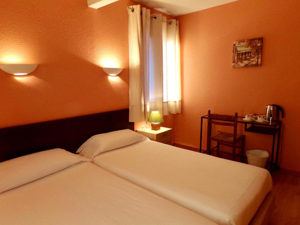 Postel nebo postele na pokoji v ubytování Hotel Roc de St Miquel & Apartment