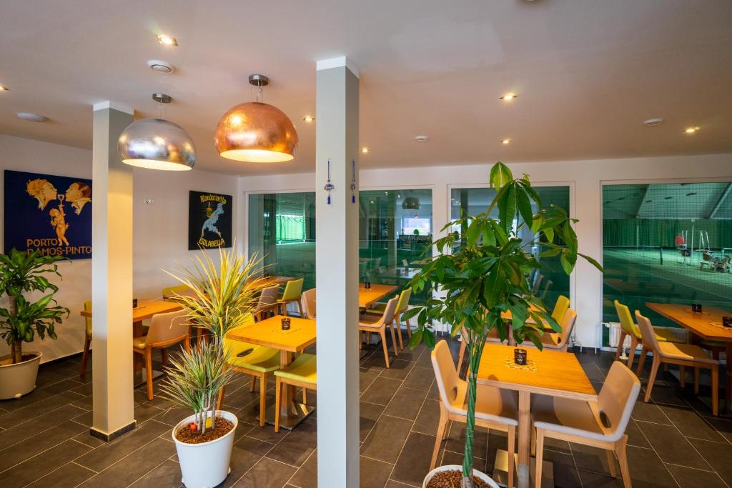 Ein Restaurant oder anderes Speiselokal in der Unterkunft Confour Hotel 