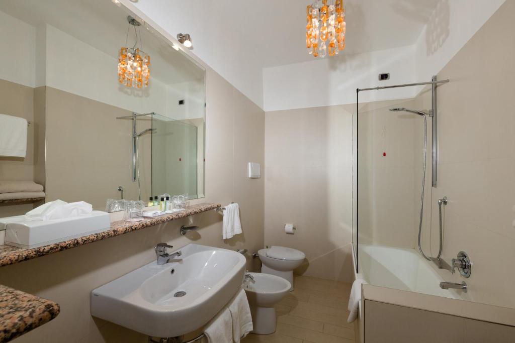 Koupelna v ubytování Hotel Continental Wellness & Spa