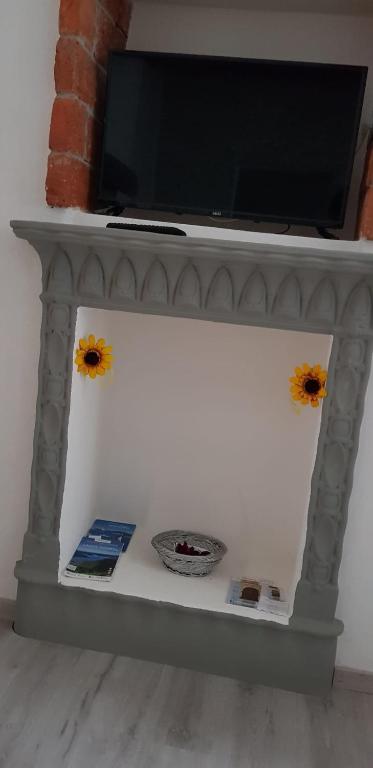 Televízia a/alebo spoločenská miestnosť v ubytovaní Mansarde & Suite Maison 1706 Lago Orta