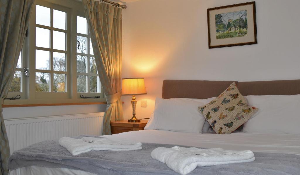 Three Horseshoes Country Inn - 