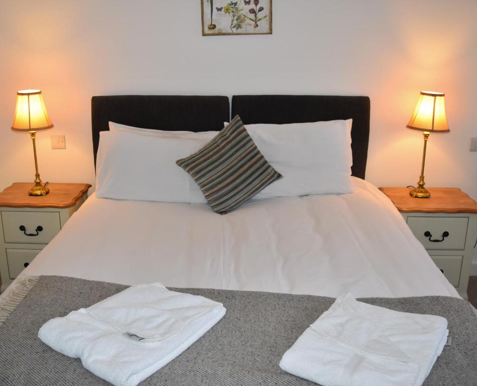 Three Horseshoes Country Inn - 