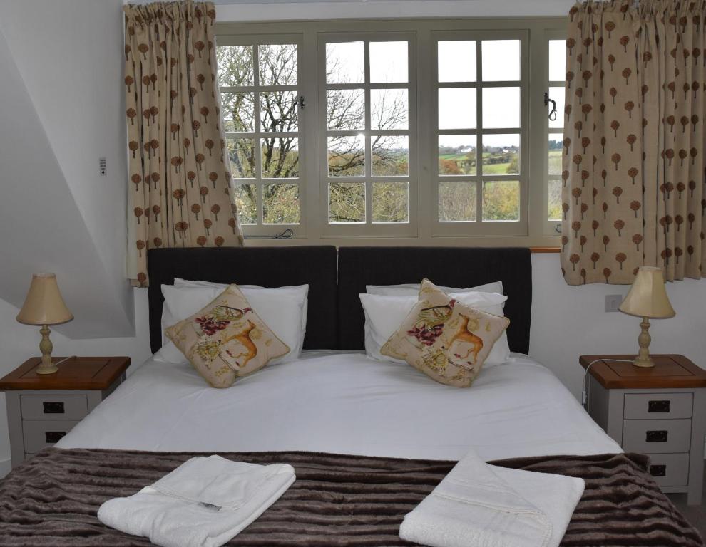 Three Horseshoes Country Inn - 