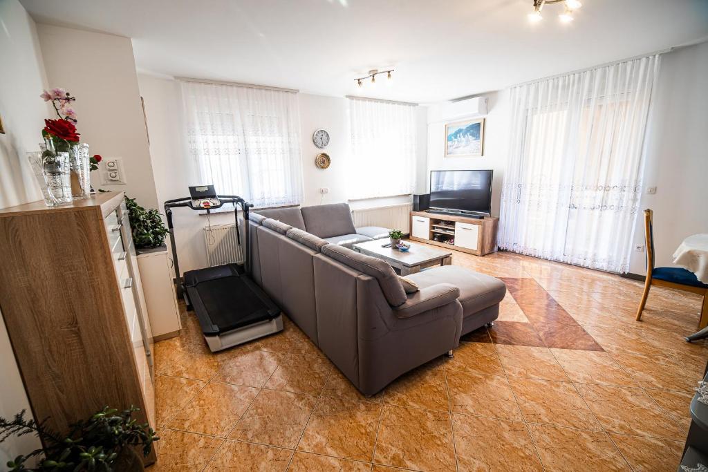 Apartment Želimlje - Three-Bedroom Apartment