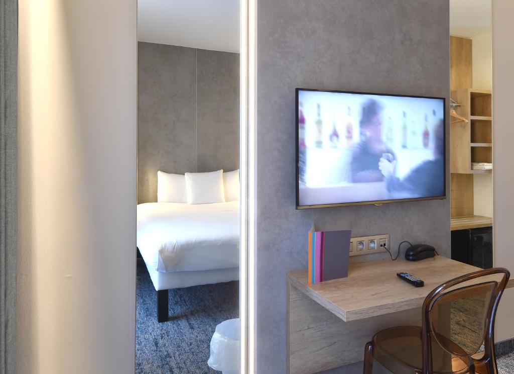 TV a/nebo společenská místnost v ubytování Ibis Styles La Louvière