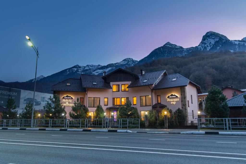 Nespecifikovaný výhled na hory nebo výhled na hory při pohledu z hotelu