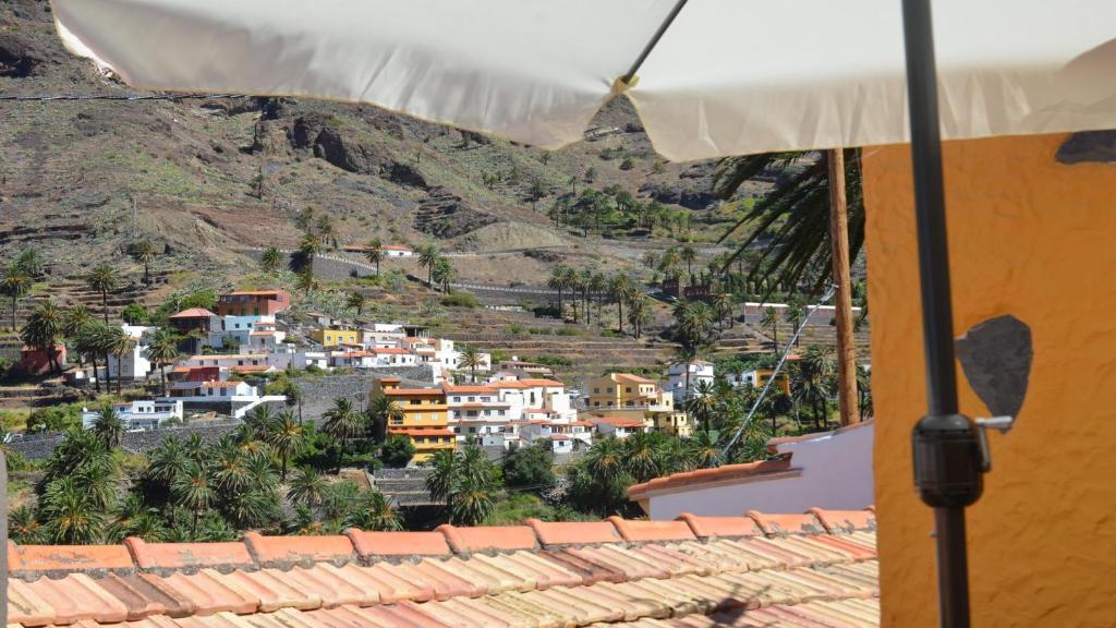 vistas a la ciudad desde el techo de una casa en Casita del Pedregal, en Valle Gran Rey