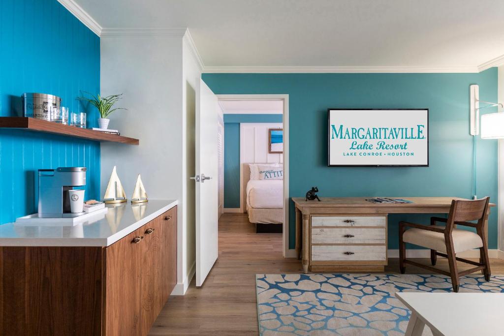 Zimmer mit einem Schreibtisch und einem Schlafzimmer in der Unterkunft Margaritaville Lake Resort, Lake Conroe in Montgomery