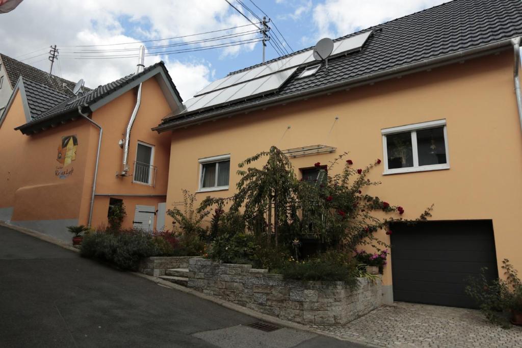 een huis met een zonnedak en een garage bij Ferienwohnung Münch in Tauberbischofsheim