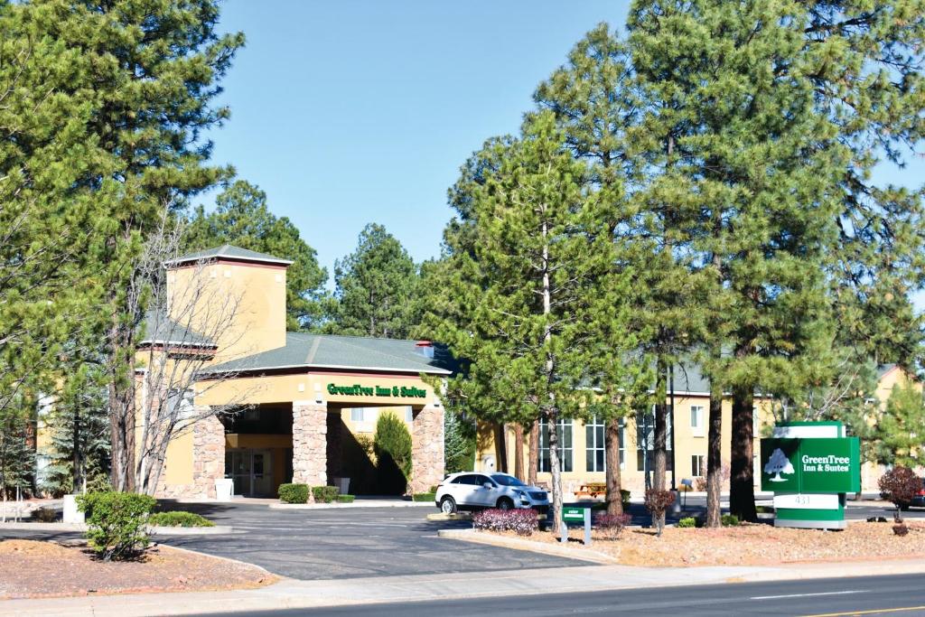 un edificio con un coche aparcado en un aparcamiento en GreenTree Inn & Suites Pinetop en Pinetop-Lakeside