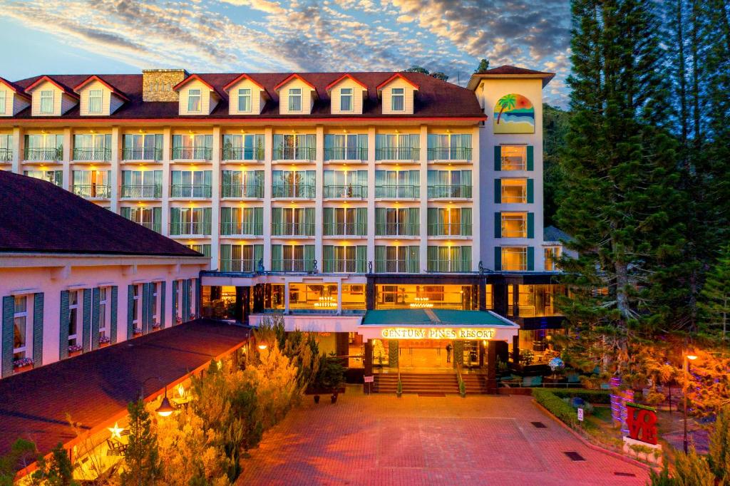 un grand bâtiment d'hôtel avec une cour en face dans l'établissement Century Pines Resort Cameron Highlands, à Cameron Highlands