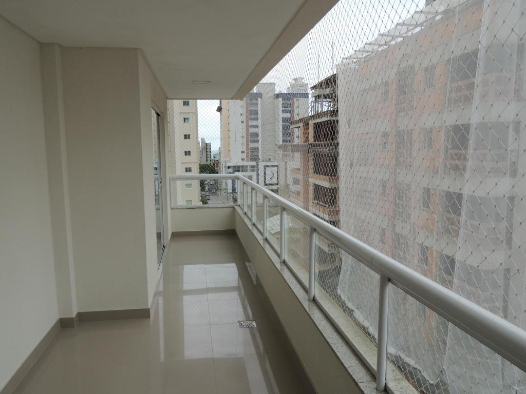  Apartamento 3 suítes - Meia Praia- com Telas de Proteção