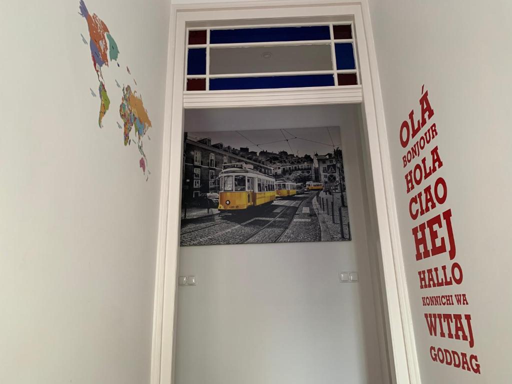 une porte avec une photo de train sur le mur dans l'établissement GuestHouse Pena, à Lisbonne