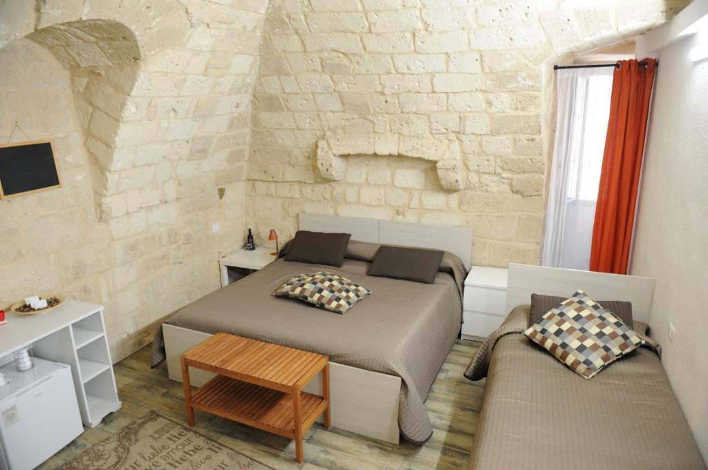 um quarto com uma cama e um sofá em Sister residence rooms em Bari