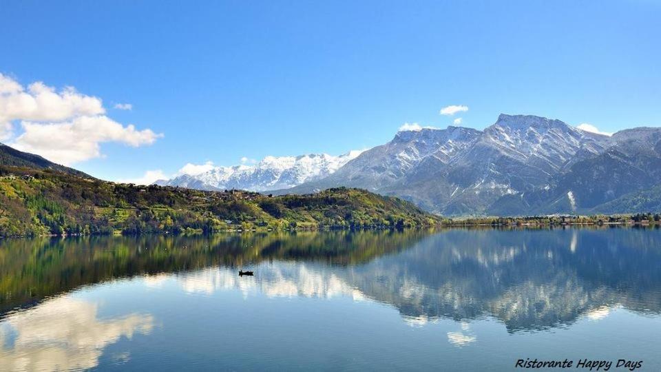 uitzicht op een meer met bergen op de achtergrond bij Happy Days sul lago in Pergine Valsugana