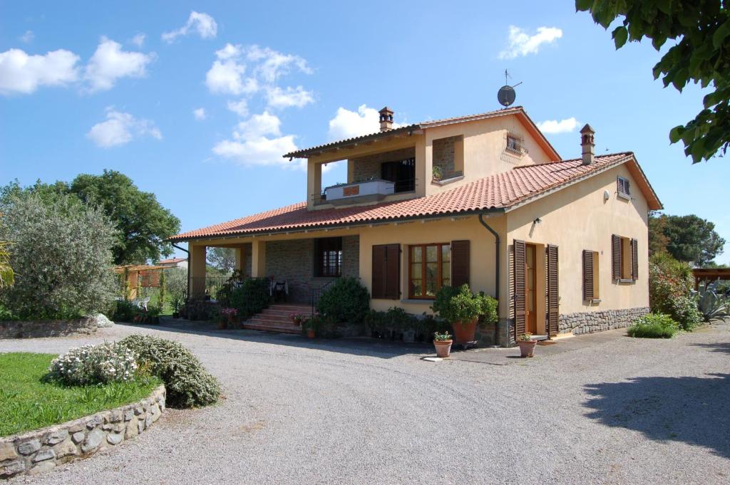 una casa grande con una carretera delante de ella en Villa Iriscortona, en Cortona