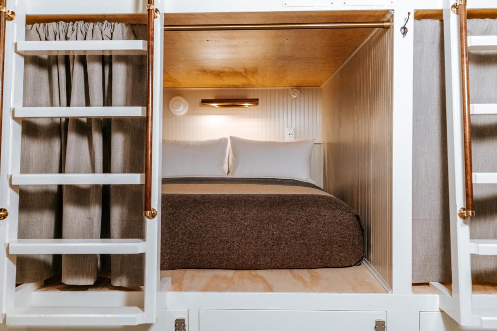 Postel nebo postele na pokoji v ubytování Cache House
