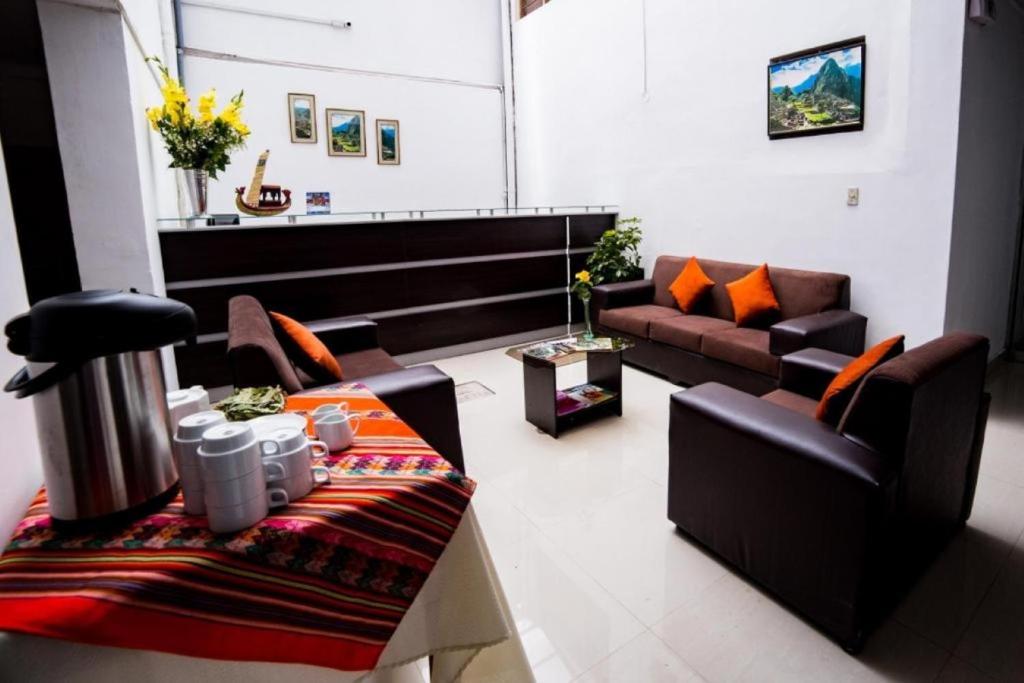 sala de estar con 2 sofás y sofá en Hotel Peru Real, en Cusco