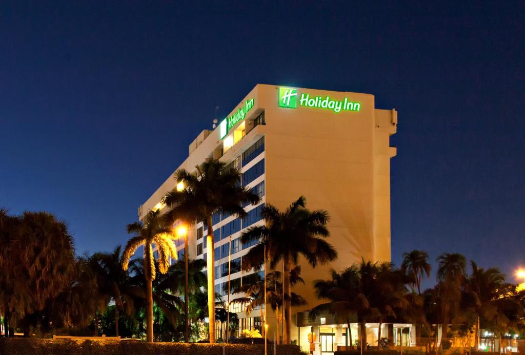 a building with a mitz vacation inn sign on it at Holiday Inn Miami West - Airport Area by IHG in Hialeah Gardens
