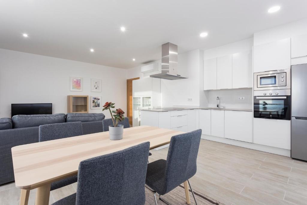 A kitchen or kitchenette at APARTAMENTO LUMINOSO EN CANGAS - B