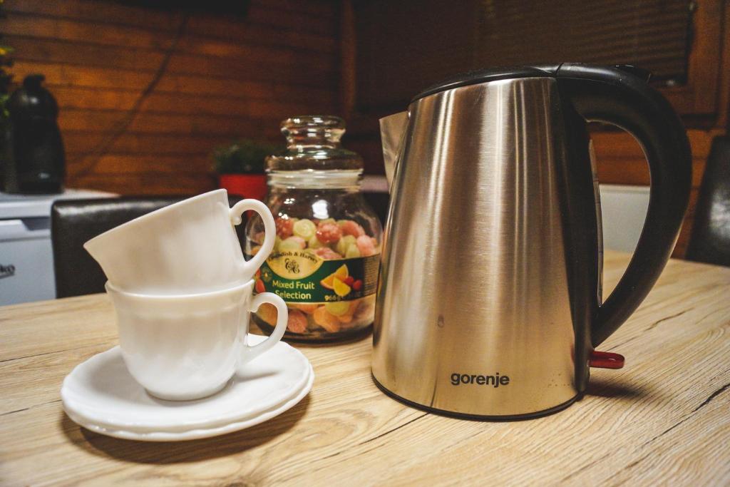 eine Kaffeekanne und eine Tasse auf dem Tisch in der Unterkunft Lucky home in Čatež ob Savi