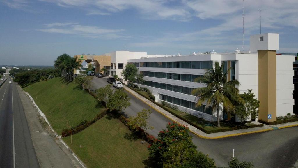 uma vista superior de um edifício com uma rua e uma estrada em Holiday Inn - Villahermosa Aeropuerto, an IHG Hotel em Villahermosa