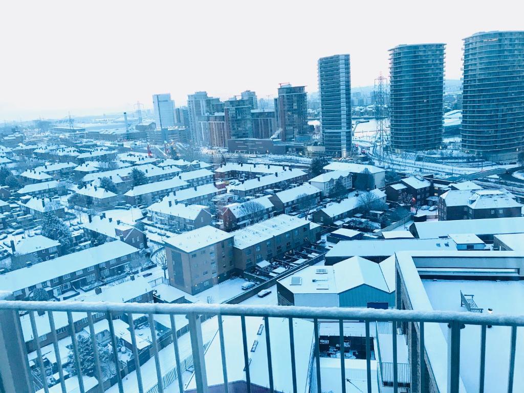une vue aérienne sur une ville avec des bâtiments recouverts de neige dans l'établissement Luxury Lodge Excel London, à Moffat