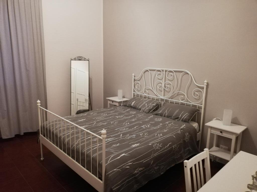 una camera con letto bianco e specchio di Davide & Mary friendly house a Novara