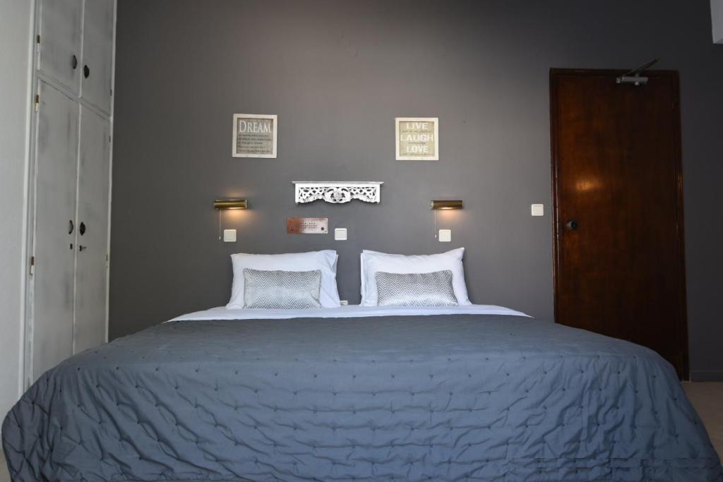 Uma cama ou camas num quarto em Aegeeis