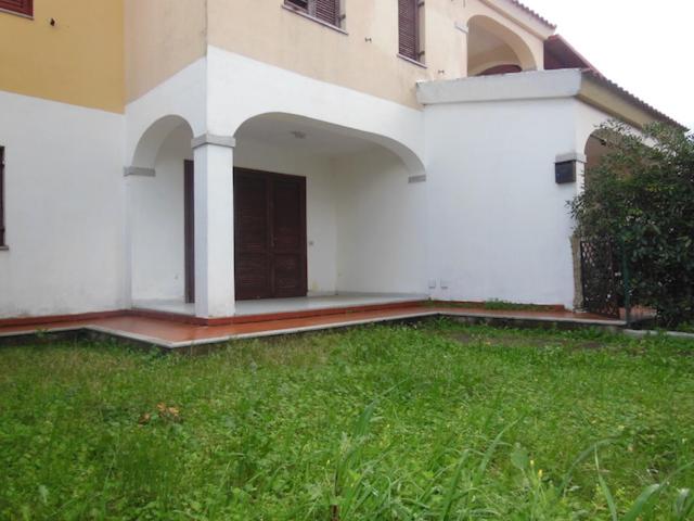 una casa bianca con un cortile con un prato verde di casa Antony a San Teodoro