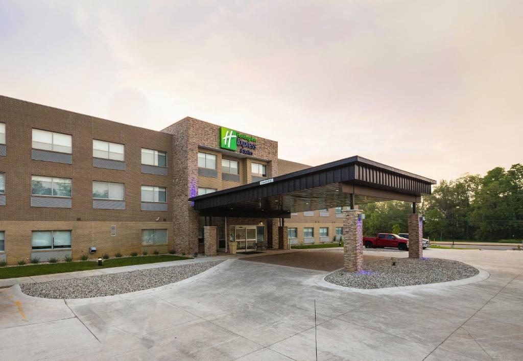 un hotel con aparcamiento frente a un edificio en Holiday Inn Express & Suites - Portage, an IHG Hotel, en Portage