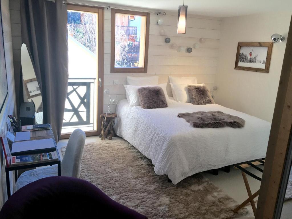 Schlafzimmer mit einem Bett und einem Fenster in der Unterkunft Montagn'Arcs in Bourg-Saint-Maurice