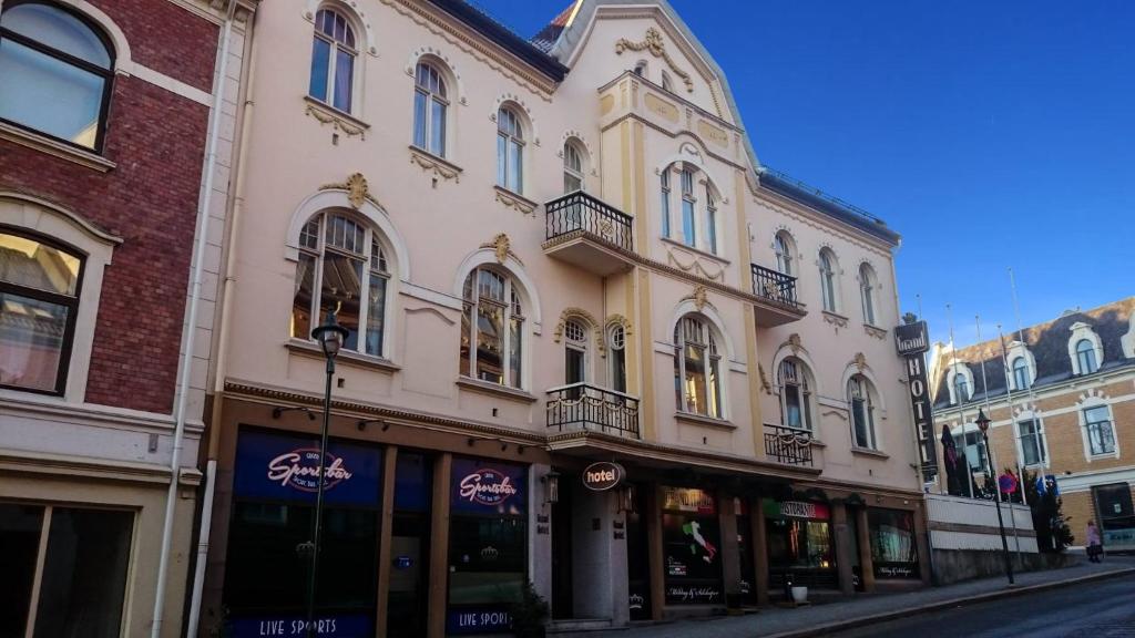 um edifício ao lado de uma rua em Grand Hotel Hønefoss em Hønefoss