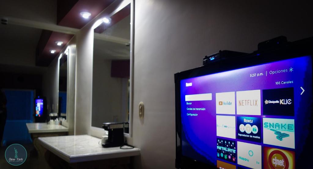 TV a/nebo společenská místnost v ubytování New York Hotel/Motel