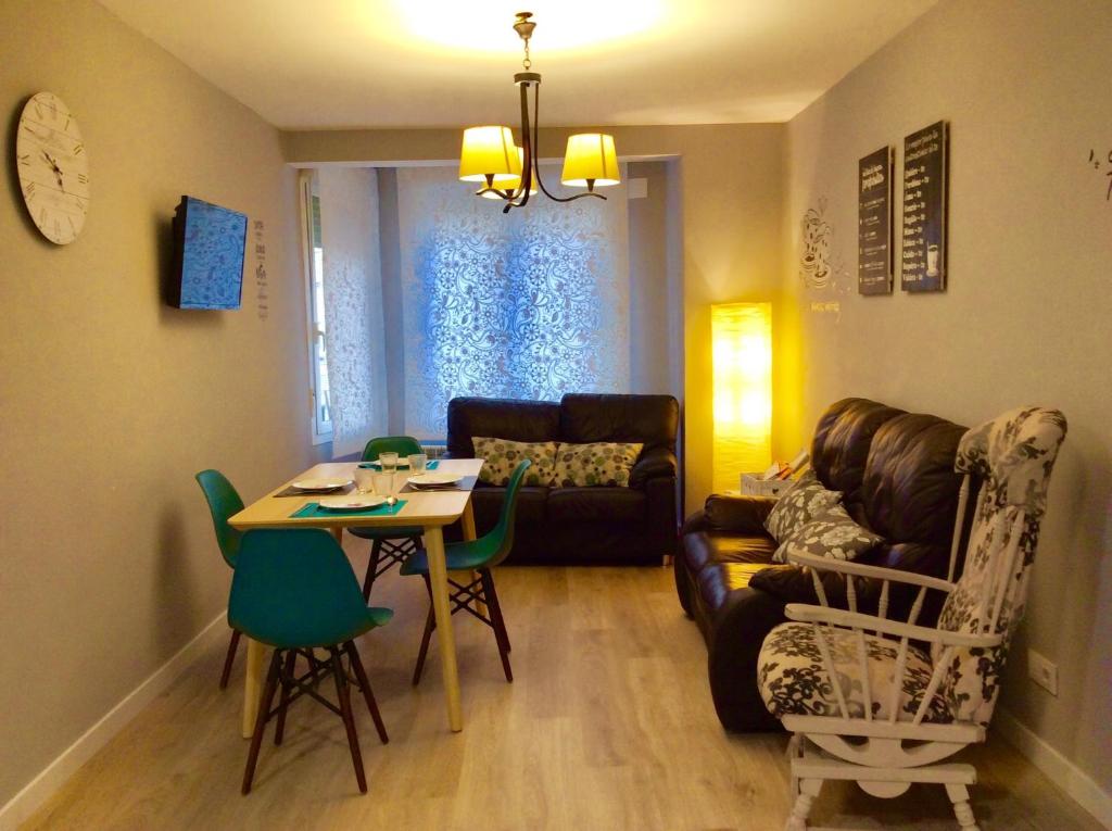 a living room with a table and a couch at Serendipia Apartamentos 3 in Logroño