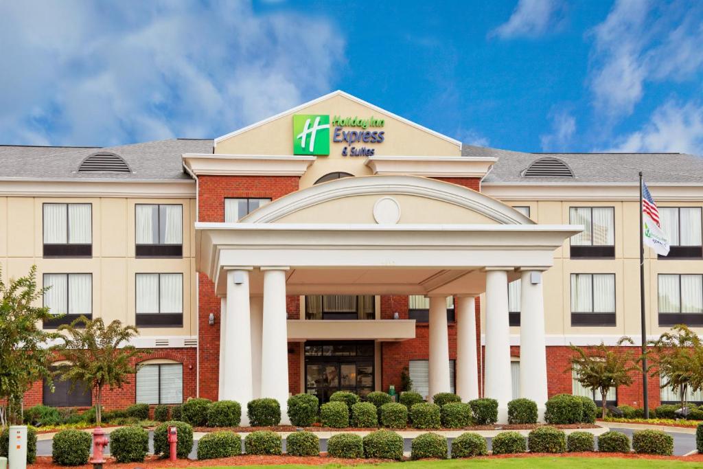 een weergave van de voorkant van een hotel bij Holiday Inn Express & Suites Tupelo, an IHG Hotel in Tupelo