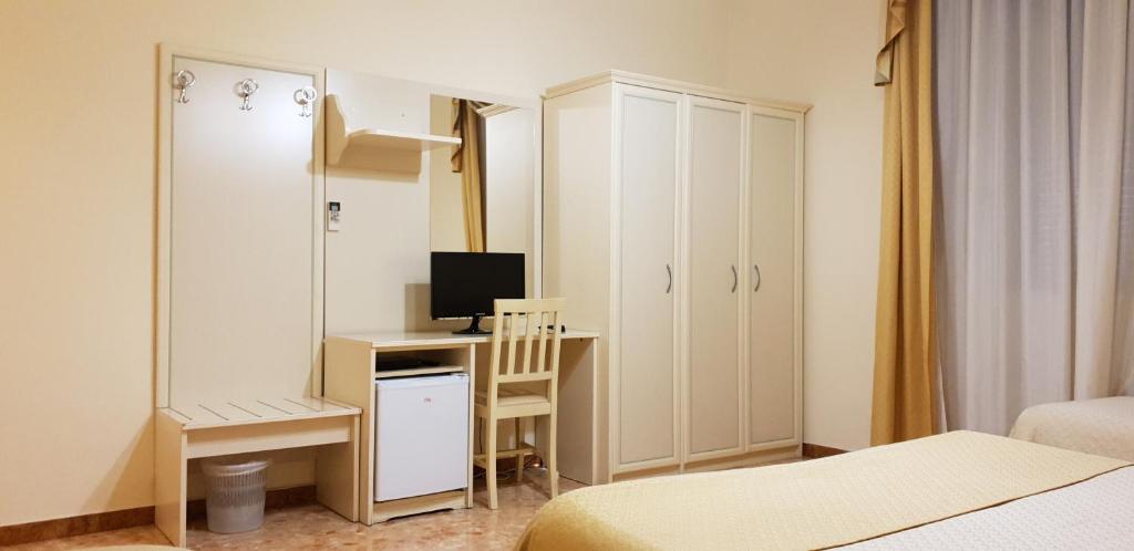 sypialnia z biurkiem i komputerem w obiekcie RS San Sebastiano Holidays w mieście Acireale