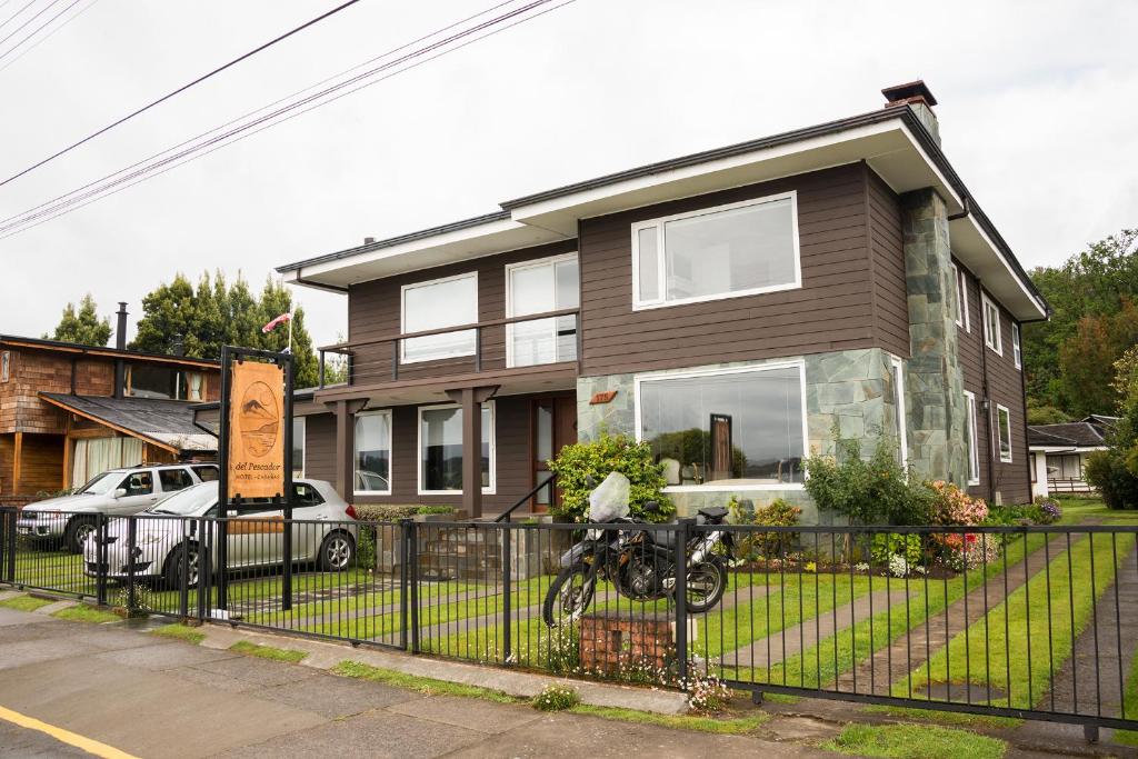 a bike parked in front of a house at Del Pescador Hotel Cabañas in Frutillar