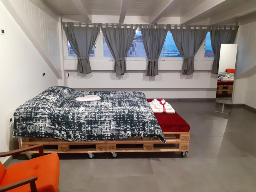 1 dormitorio con cama y ventana en Walter, en Éboli