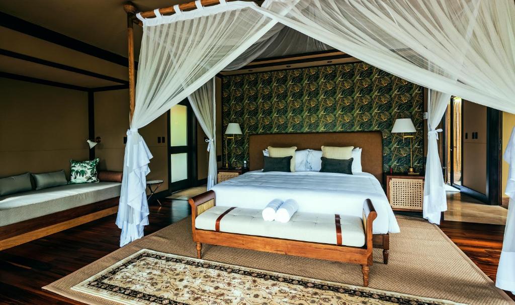 Postel nebo postele na pokoji v ubytování Nayara Tented Camp