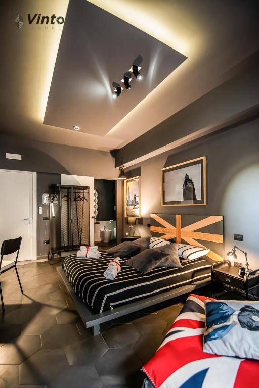 a bedroom with two beds in a room at Vinto House Salerno Downtown in Salerno