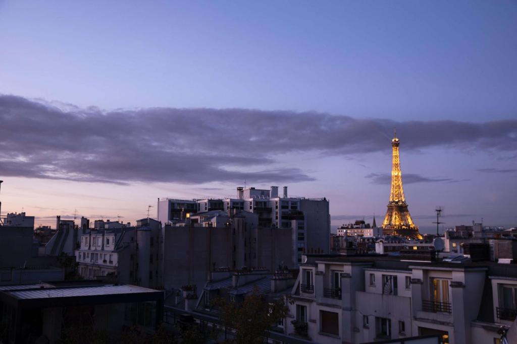 miasto z wieżą Eiffel w tle w obiekcie Maison 46 w Paryżu