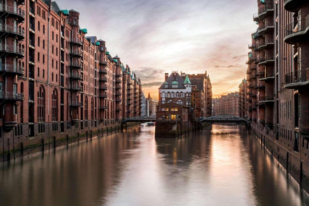 Super 8 by Wyndham Hamburg Mitte - Resim 19