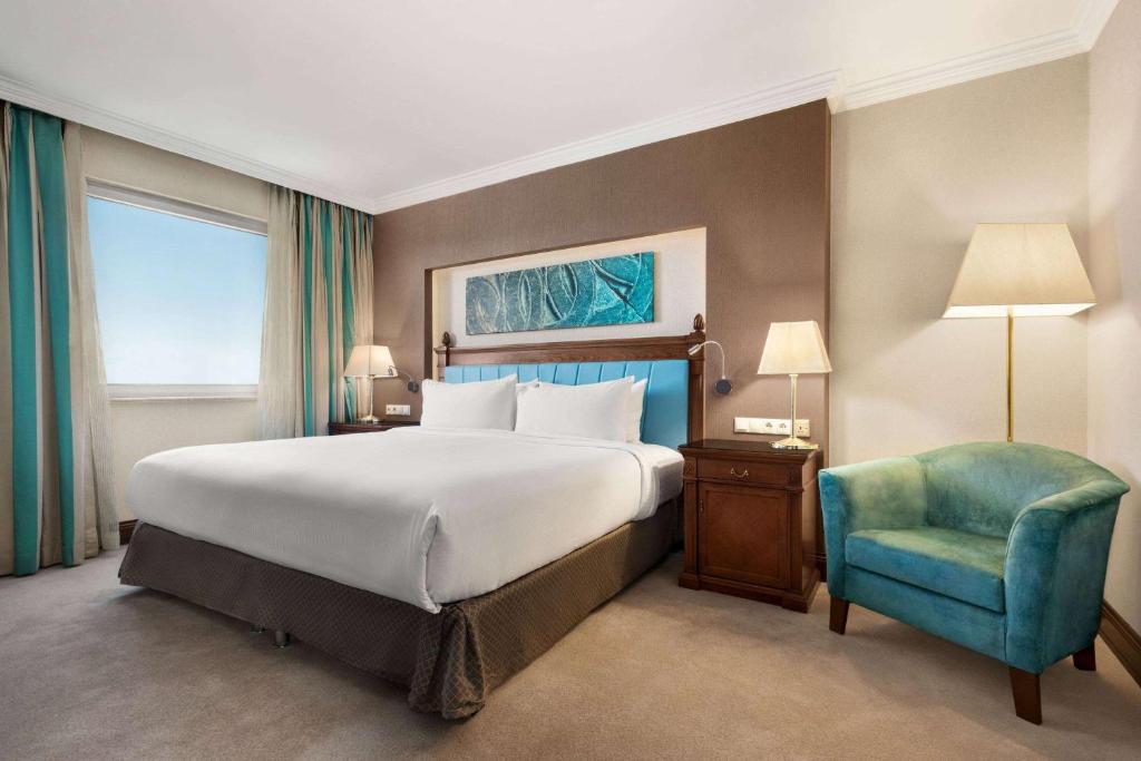 Postel nebo postele na pokoji v ubytování Wyndham Grand Kayseri