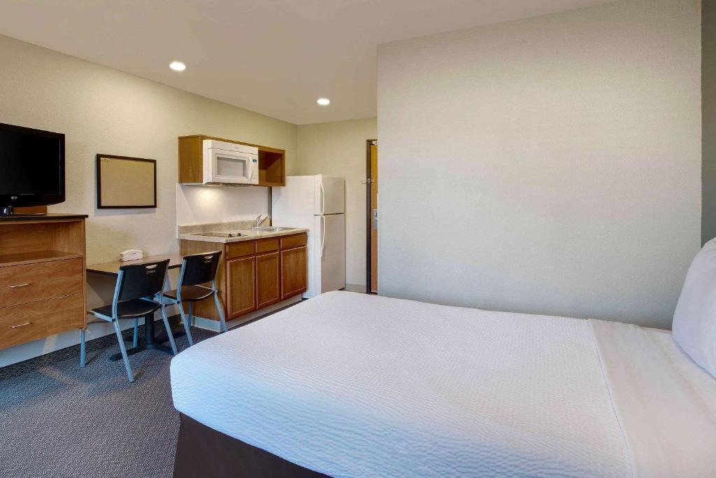 WoodSpring Suites Washington DC Andrews AFB - Queen Suite - Smoking